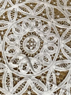 Nappe en coton blanc brodé et ajouré