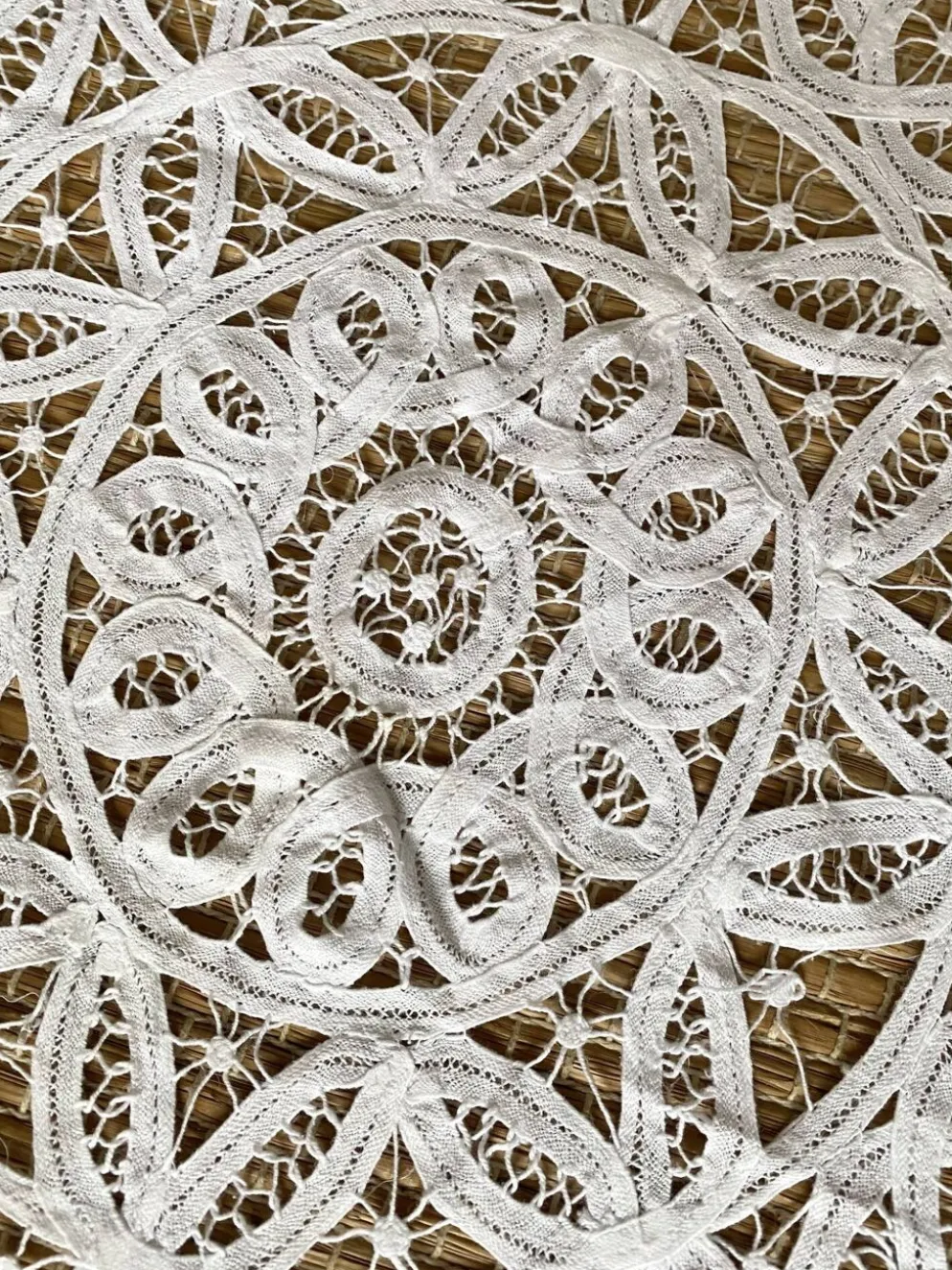 Nappe en coton blanc brodé et ajouré