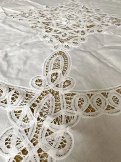 Nappe en coton blanc brodé et ajouré