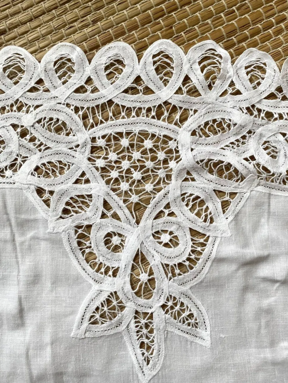 Nappe en coton blanc brodé et ajouré