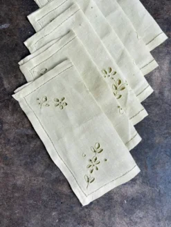 Nappe en coton brodé et 6 serviettes de table