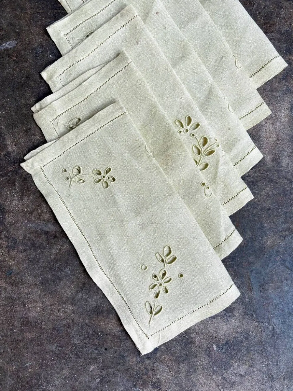 Nappe en coton brodé et 6 serviettes de table