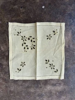 Nappe en coton brodé et 6 serviettes de table