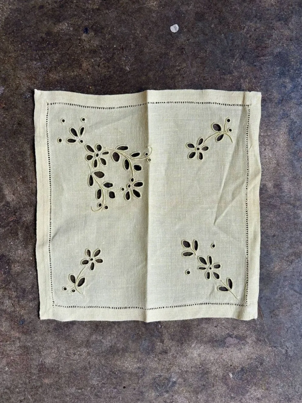 Nappe en coton brodé et 6 serviettes de table