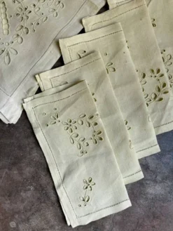 Nappe en coton brodé et 6 serviettes de table