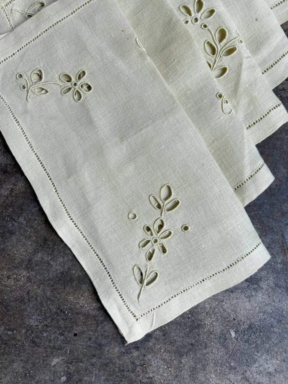 Nappe en coton brodé et 6 serviettes de table