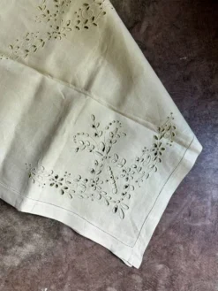 Nappe en coton brodé et 6 serviettes de table
