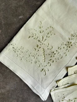 Nappe en coton brodé et 6 serviettes de table