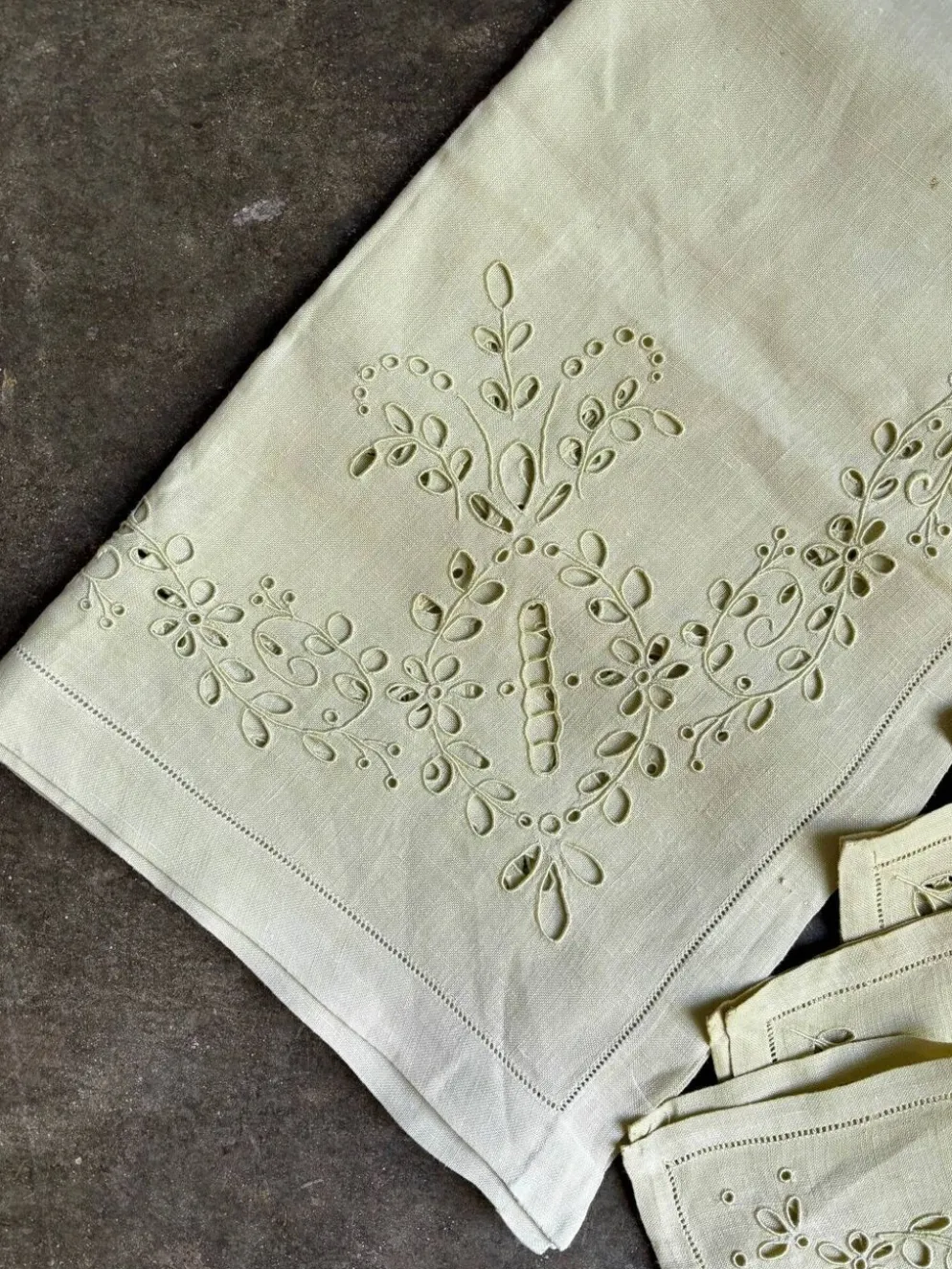 Nappe en coton brodé et 6 serviettes de table