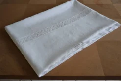 Nappe en fil de lin blanc et broderies 181cm/261 cm