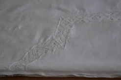 Nappe en fil de lin blanc et broderies 181cm/261 cm