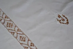 Nappe en fil de lin blanc et broderies 181cm/261 cm