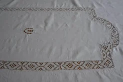 Nappe en fil de lin blanc et broderies 181cm/261 cm