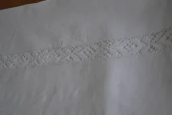 Nappe en fil de lin blanc et broderies 181cm/261 cm
