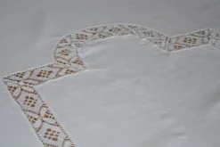 Nappe en fil de lin blanc et broderies 181cm/261 cm