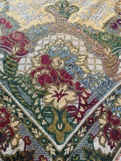 Nappe en soie d’Alger époque début XXe motifs floraux rehaussés de fils dorés, fait main