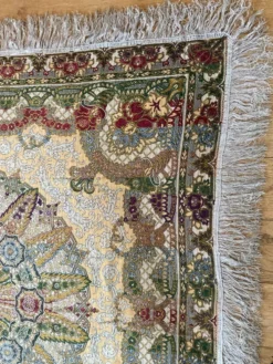 Nappe en soie d’Alger époque début XXe motifs floraux rehaussés de fils dorés, fait main