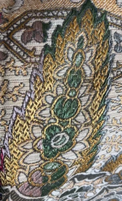 Nappe en soie d’Alger époque début XXe motifs floraux rehaussés de fils dorés, fait main