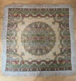 Nappe en soie d’Alger époque début XXe motifs floraux rehaussés de fils dorés, fait main