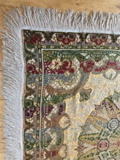 Nappe en soie d’Alger époque début XXe motifs floraux rehaussés de fils dorés, fait main