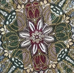 Nappe en soie d’Alger époque début XXe motifs floraux rehaussés de fils dorés, fait main