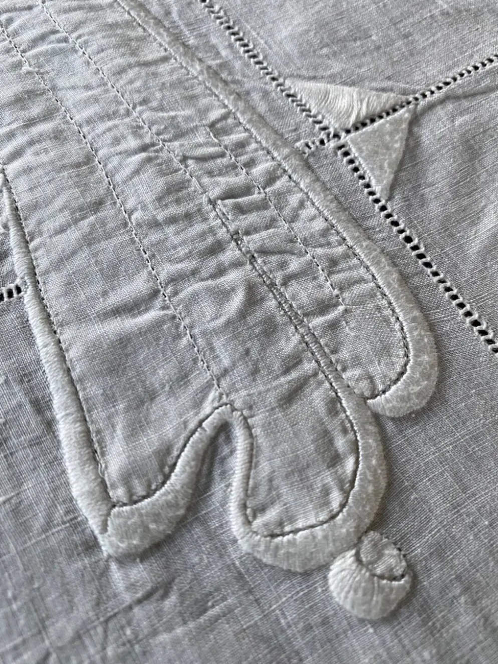 Nappe et 12 serviettes brodées et monogrammées