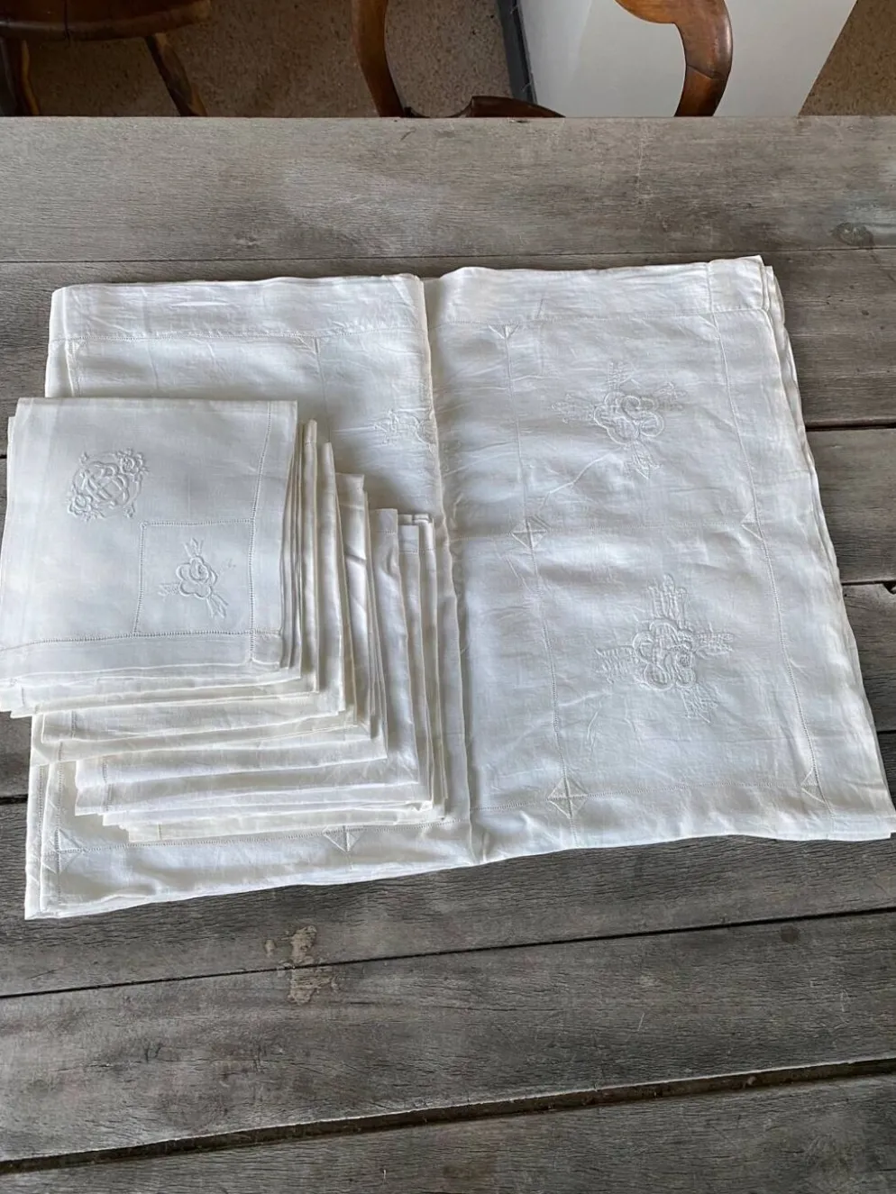 Nappe et 12 serviettes brodées et monogrammées