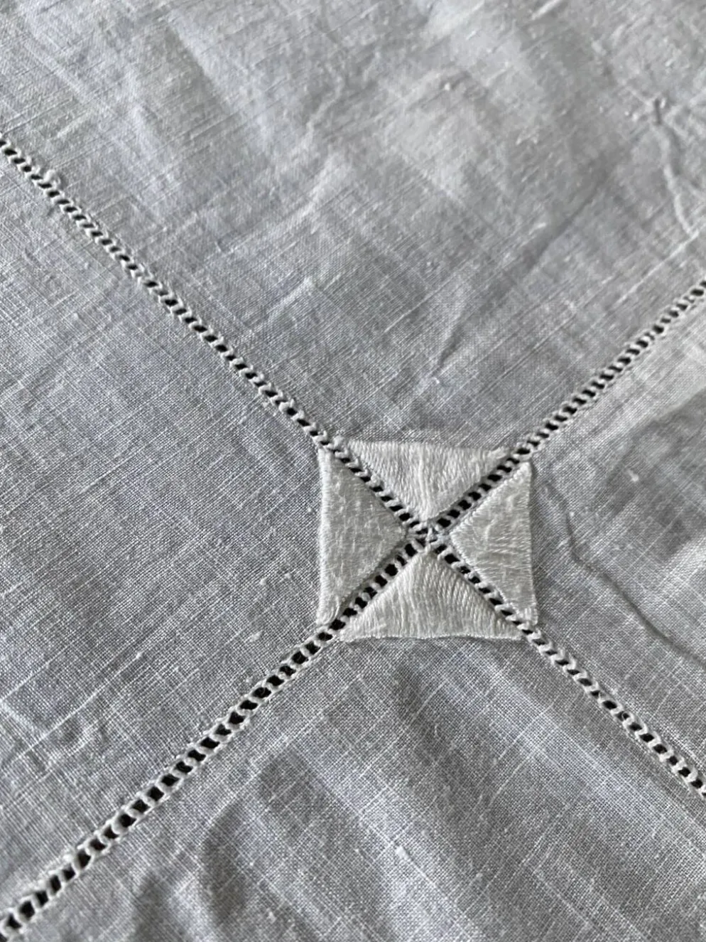 Nappe et 12 serviettes brodées et monogrammées