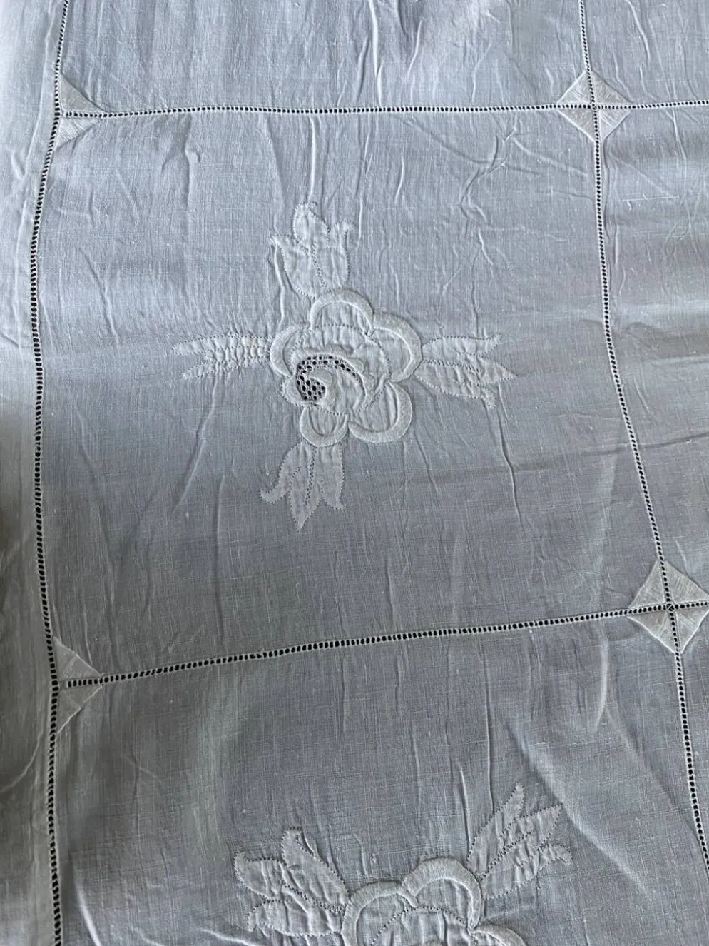 Nappe et 12 serviettes brodées et monogrammées