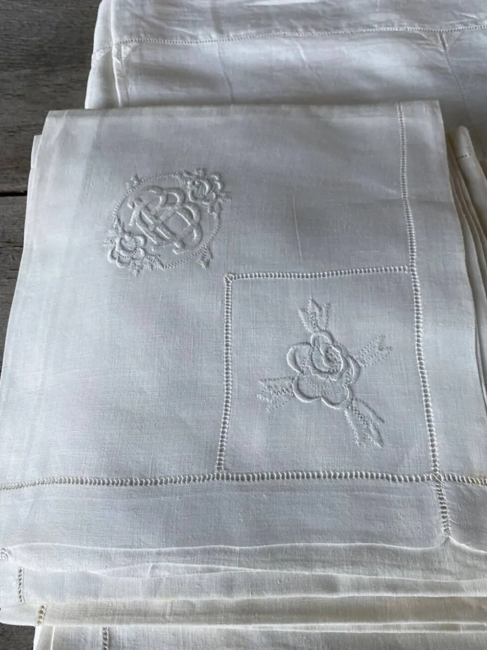 Nappe et 12 serviettes brodées et monogrammées