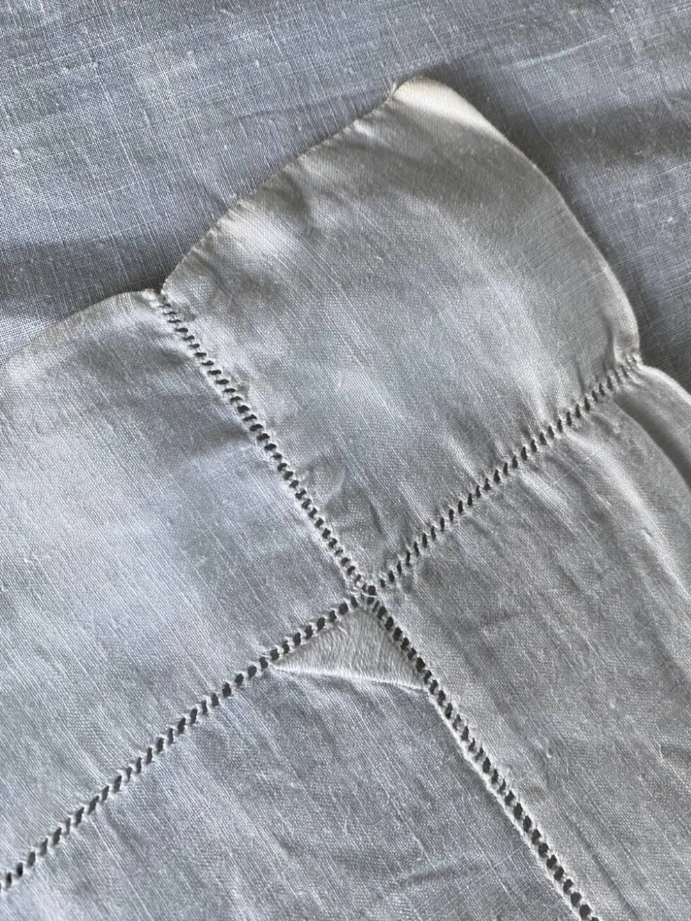 Nappe et 12 serviettes brodées et monogrammées