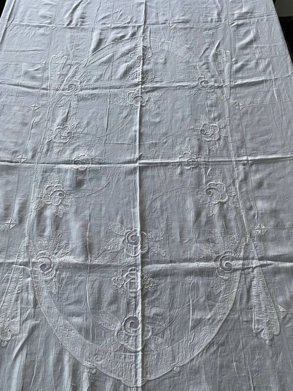 Nappe et 12 serviettes brodées et monogrammées