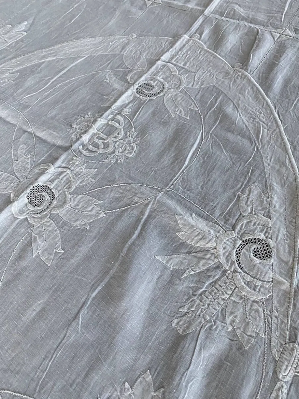 Nappe et 12 serviettes brodées et monogrammées