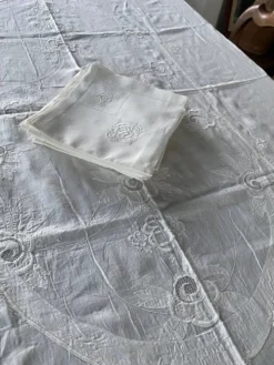 Nappe et 12 serviettes brodées et monogrammées