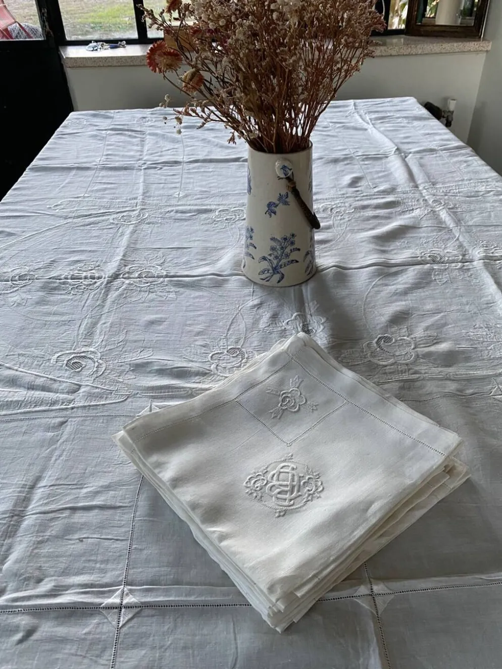 Nappe et 12 serviettes brodées et monogrammées