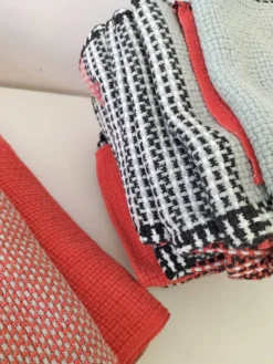 Nappe et 12 serviettes corail et gris Esprit rétro scandinave années 60