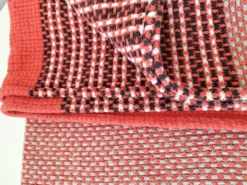 Nappe et 12 serviettes corail et gris Esprit rétro scandinave années 60