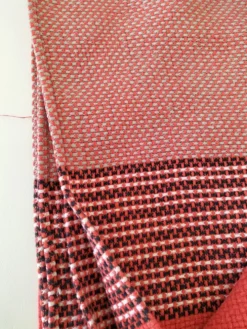Nappe et 12 serviettes corail et gris Esprit rétro scandinave années 60
