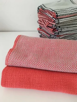 Nappe et 12 serviettes corail et gris Esprit rétro scandinave années 60