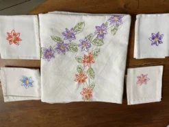 Nappe et serviettes en coton entierement faite à la main