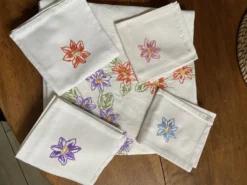 Nappe et serviettes en coton entierement faite à la main