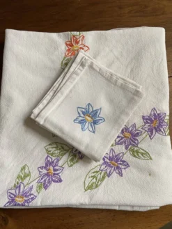 Nappe et serviettes en coton entierement faite à la main