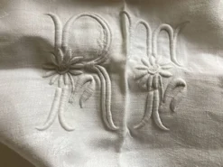 Nappe et 8 serviettes en damas de lin brodées RT vers 1900