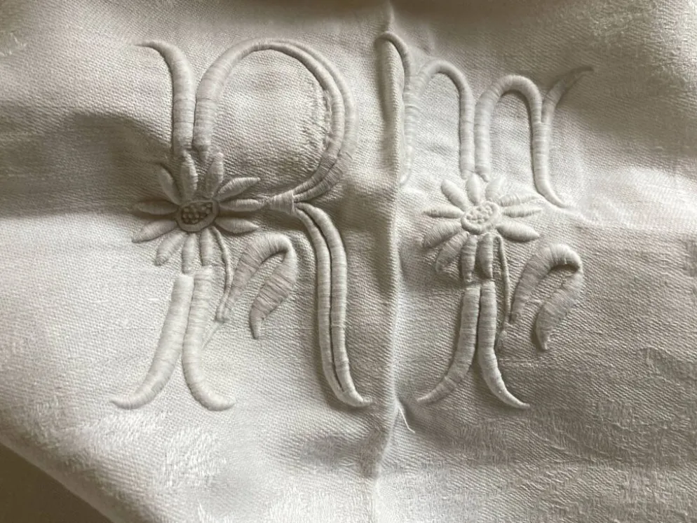 Nappe et 8 serviettes en damas de lin brodées RT vers 1900