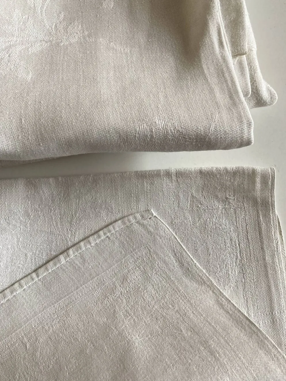 Nappe et 8 serviettes en damas de lin brodées RT vers 1900