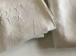 Nappe et 8 serviettes en damas de lin brodées RT vers 1900