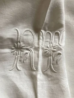 Nappe et 8 serviettes en damas de lin brodées RT vers 1900