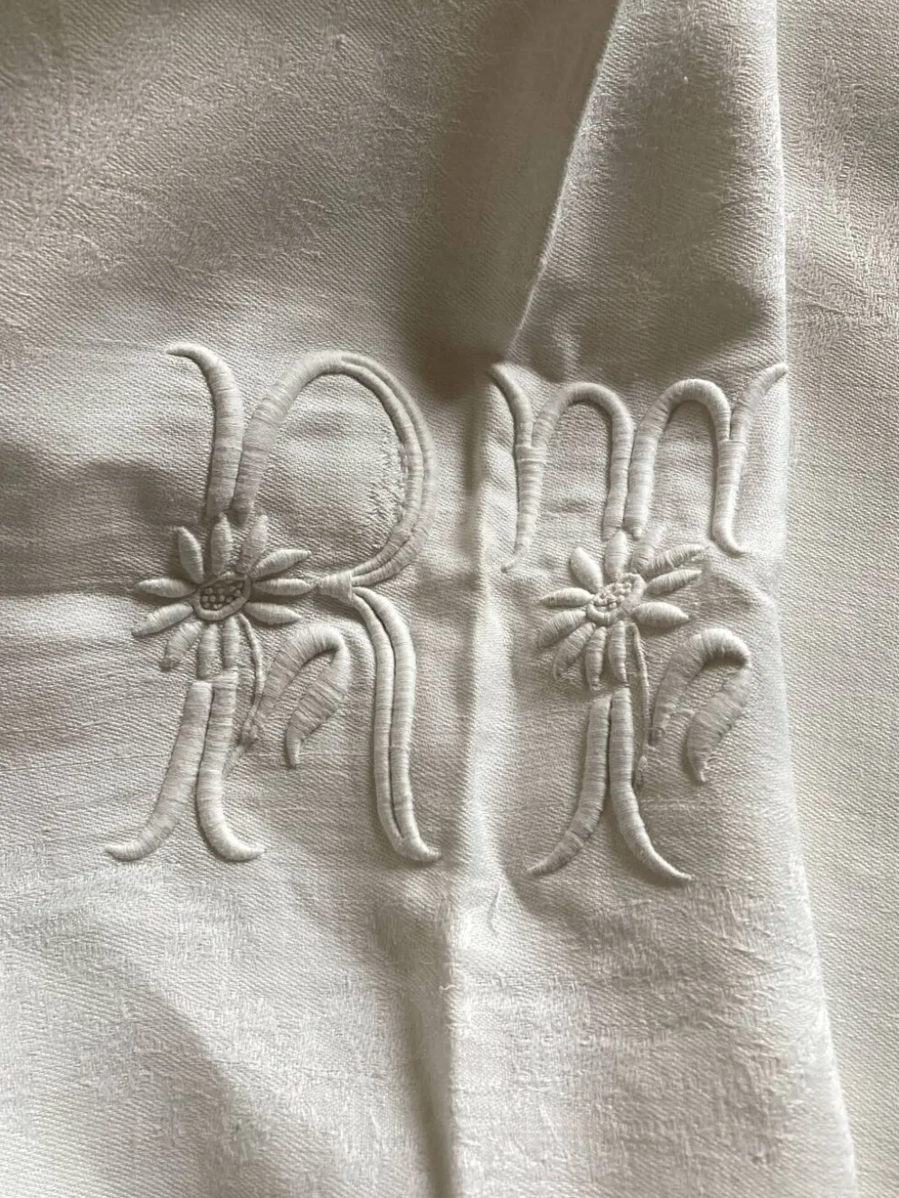 Nappe et 8 serviettes en damas de lin brodées RT vers 1900