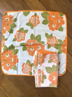 Nappe et serviettes à fleurs, années 70