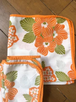 Nappe et serviettes à fleurs, années 70